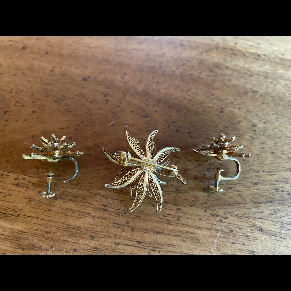 Beautiful unique vintage matching Gold Pin and Earrings set - Picture 2 of 6
